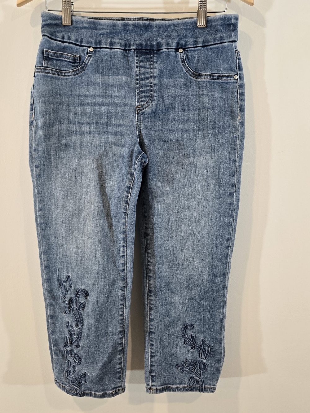 Chicos denim elastic waist cropped capri pants jeans Sz 4 S Embroidered